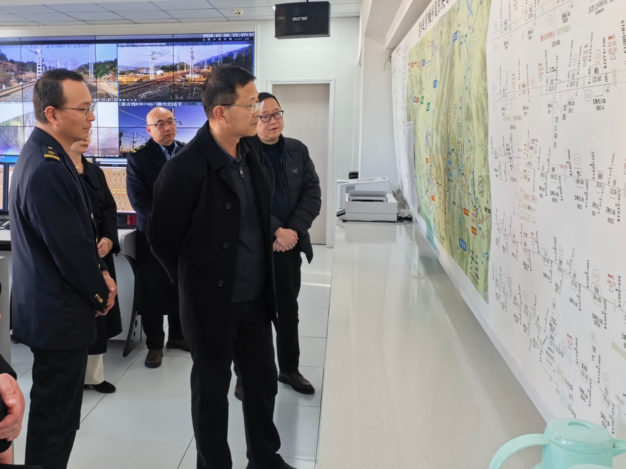 武汉铁检分院党组书记、检察长万强一行赴襄阳铁检院调研指导
