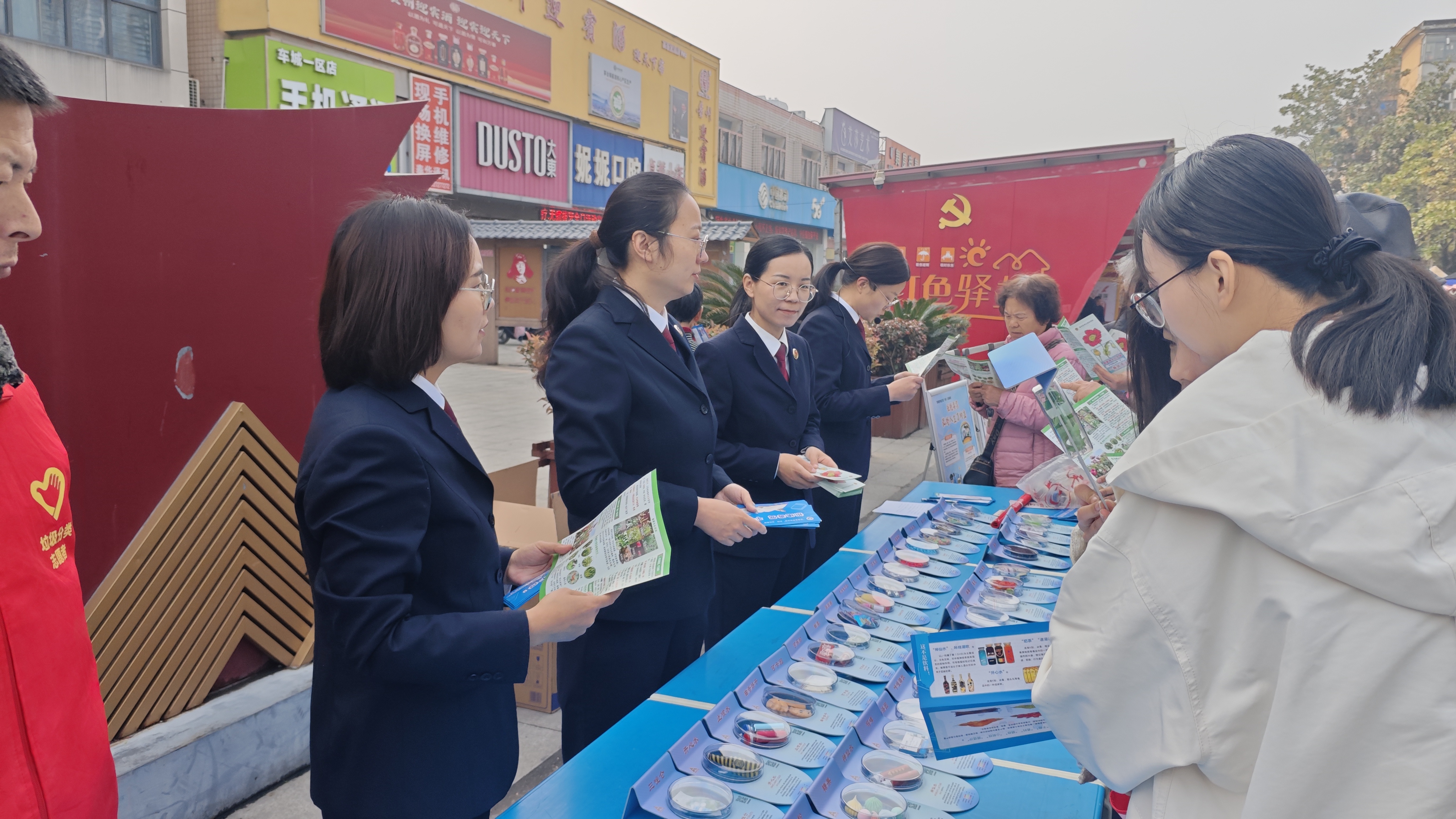 襄阳铁检院开展禁毒法治宣传活动
